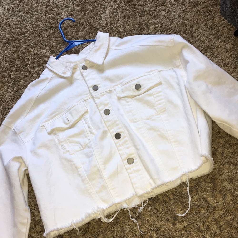 All white jean jaket🙃